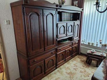 Donkerbruine houten wandkast met veel opbergruimte