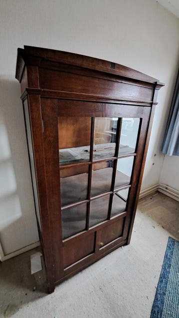 Antieke houten vitrinekast met glazen deuren