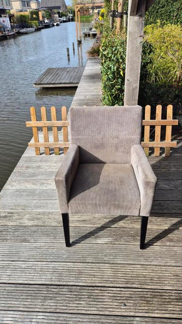 Gratis: 4 grijze ribstof eetkamerstoelen