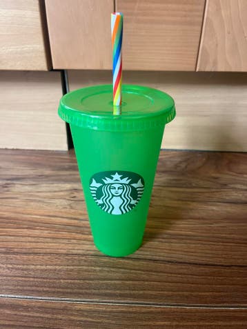 Starbucks beker met vrolijke kleurtjes en rietje