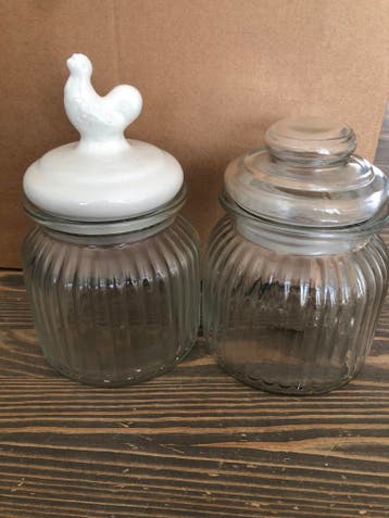 Twee glazen potjes met deksel