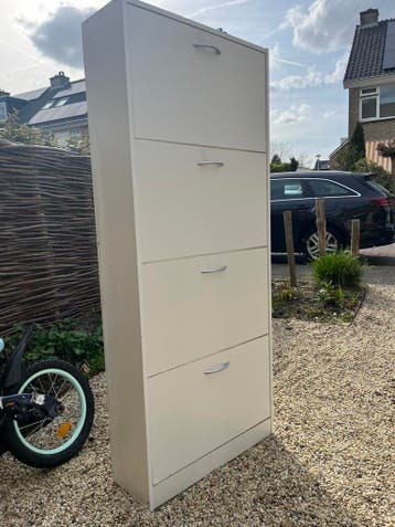 Witte schoenenkast voor in de hal