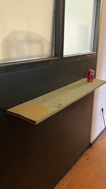 Vintage wandplank met industriële look groen