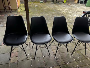 4 zwarte stoelen