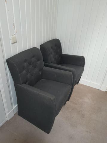 Twee donkergrijze fauteuils