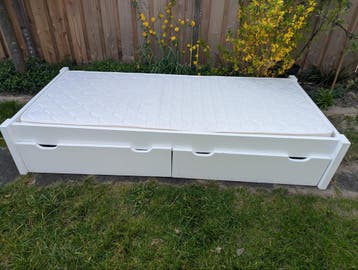 Gratis wit houten bed met 2 laden en matras