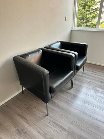 Twee zwarte leren Klappsta IKEA fauteuils