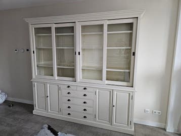 Crèmekleurige boekenkast met glazen schuifdeuren