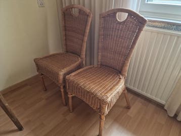 Twee rotan stoelen