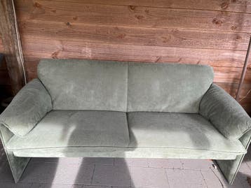 Comfortabele tweezitsbank in goede staat