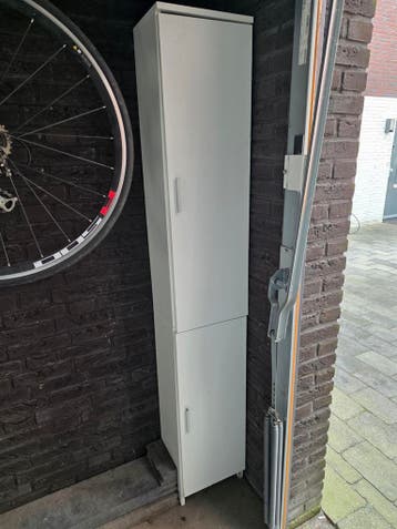 Witte langwerpige kast met twee deuren