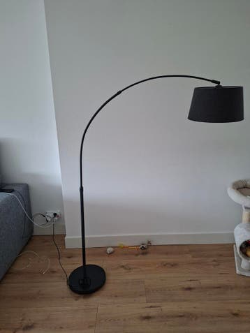 Moderne zwarte booglamp met stoffen kap