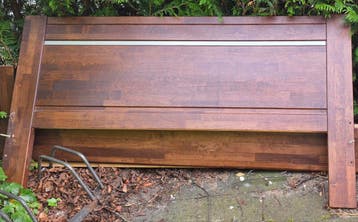 Bruine landelijke bed, alleen de ombouw, 1.60 x 2 meter.