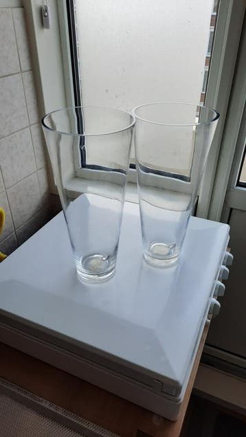 Twee glazen vazen met onderin een gaatje voor kerstverlichti