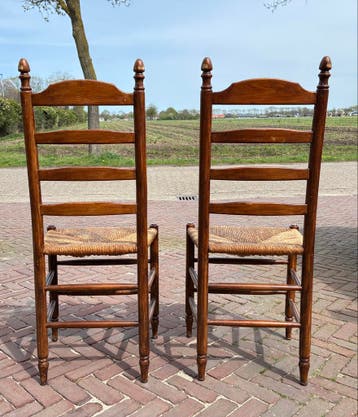 Gratis ophalen, twee kloosterstoelen