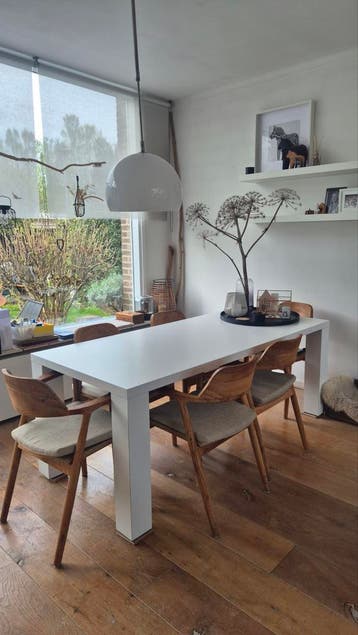 Witte eettafel van hardhout met HPL laag