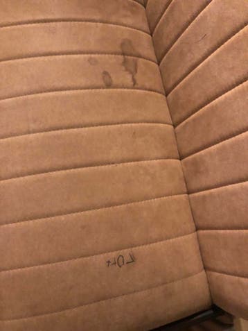 Bruine eetbank met metalen onderstel