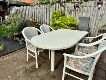 Gratis af te halen, een tafel met 4 stoelen