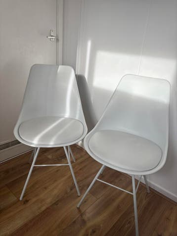 Twee witte kuipstoeltjes Karwei