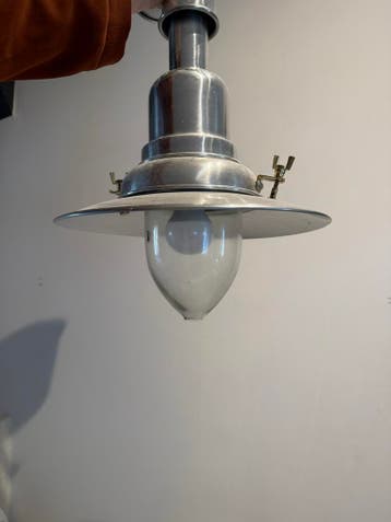 Metalen hanglamp met glazen kap
