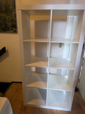 Witte Kallax kast met gebruikerssporen