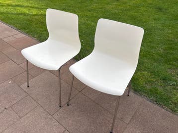 GRATIS OPHALEN: 2 witte stoelen met metalen poten