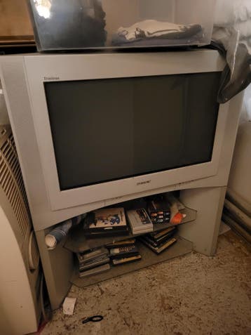 Gratis: Werkende oude Sony Trinitron TV (zwaar)