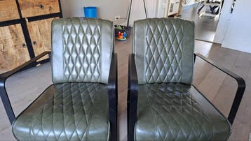 2 Groene Stoelen met Gebruikerssporen