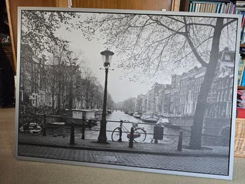 Grote ingelijste zwart-wit foto van Amsterdamse gracht