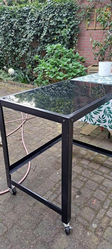 Zwart metalen bureau met glazen blad - 79x54x77 cm