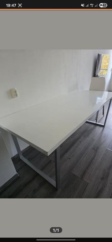 Gratis moderne witte eettafel met metalen onderstel