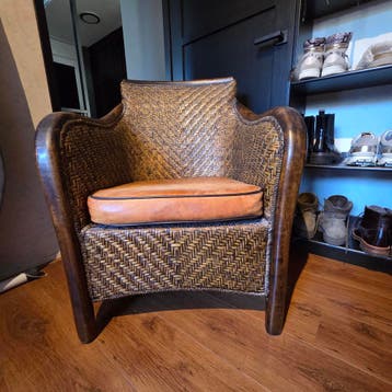 2 Bruine rotan stoelen met lederen kussens