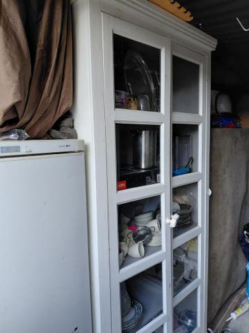 Witte vitrinekast met glazen deuren