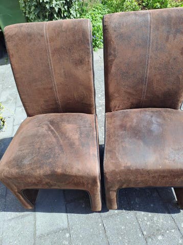 GRATIS 2 verrijdbare eetkamestoelen bruin met goede wieltjes