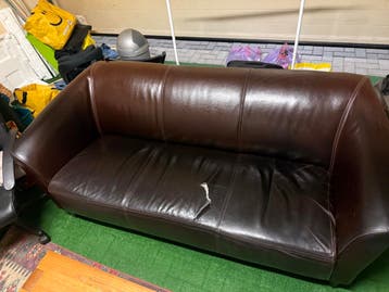 GRATIS af te halen 3-zits leren bank met scheurschade