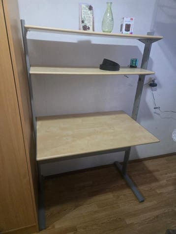 Bureau met planken - ideaal voor thuiswerkplek