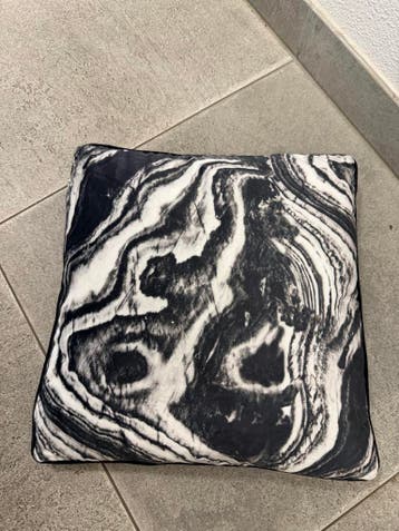 Zwart-wit kussen met marmerprint