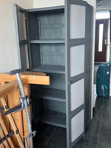 Grijze opbergkast met planken