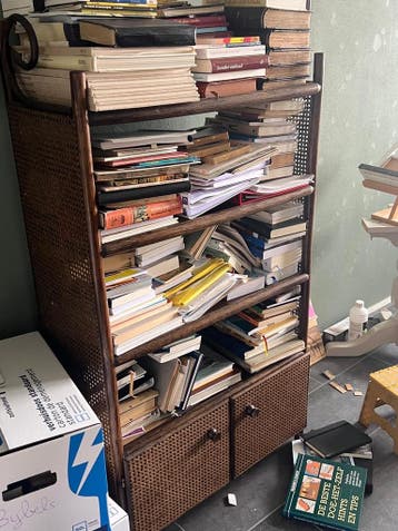 Houten boekenkast met rotan zijkanten en lades