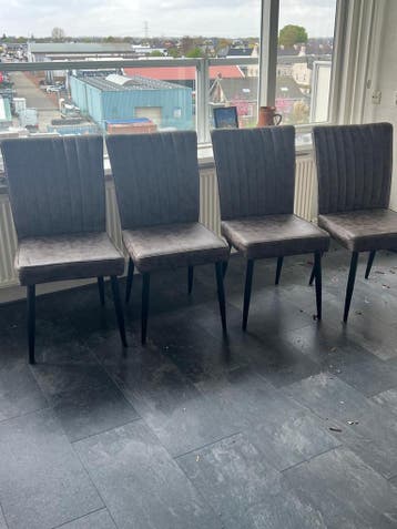Vier donkergrijze stoelen
