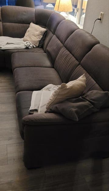 Gratis grote hoekbank met hoge rugleuning