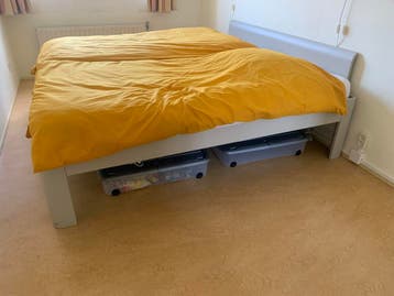 Twee-persoonsbed.