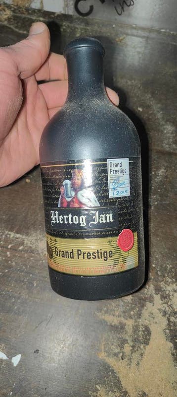 Krat vol lege Hertog Jan Grand Prestige kruikjes