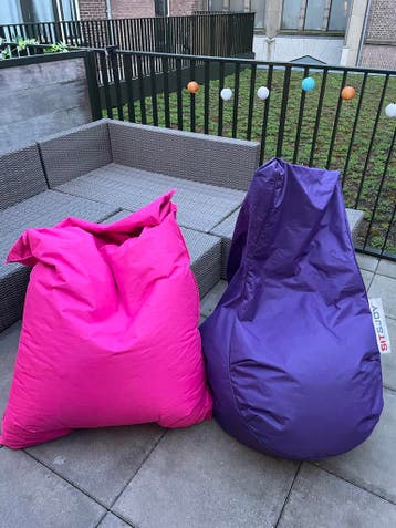 Gratis af te halen: Roze en paarse zitzakken (2 stuks)