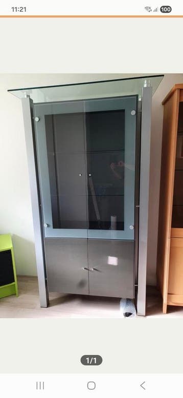 Moderne vitrinekast met glazen deuren en metalen frame