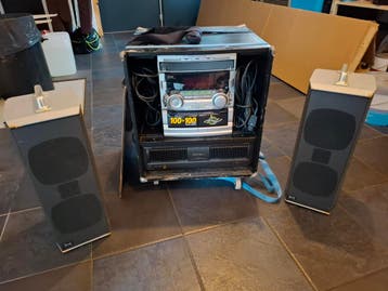 Muziekinstallatie met speakers en flightcase