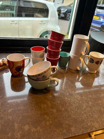 Gratis diverse mokken en kopjes, nog helemaal goed