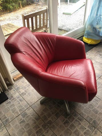 Rode leren fauteuil - Comfortabele draaistoel MOET WEG