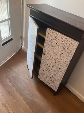 Gratis oud opknapper kastje met glazen deurtjes