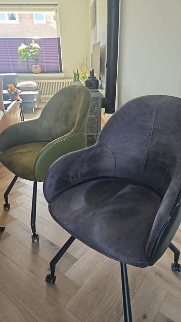 Gratis afhalen 6 eetkamerstoelen, 3 groen en 3 grijs.